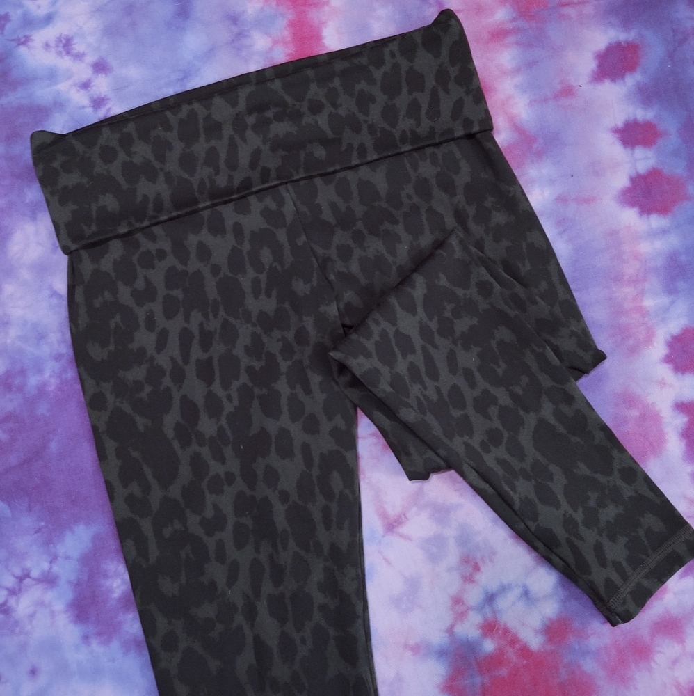 Victoria's Secret Black Leopard Print Fold Over Crop Leggings: 6